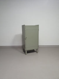 Prachtig werkplaatskastje. Grijs metaal lockertje.
Industrial small sideboard