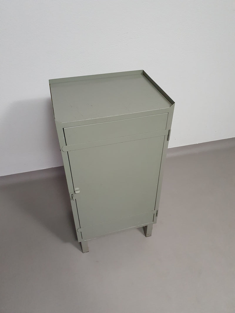 Prachtig werkplaatskastje. Grijs metaal lockertje.
Industrial small sideboard
