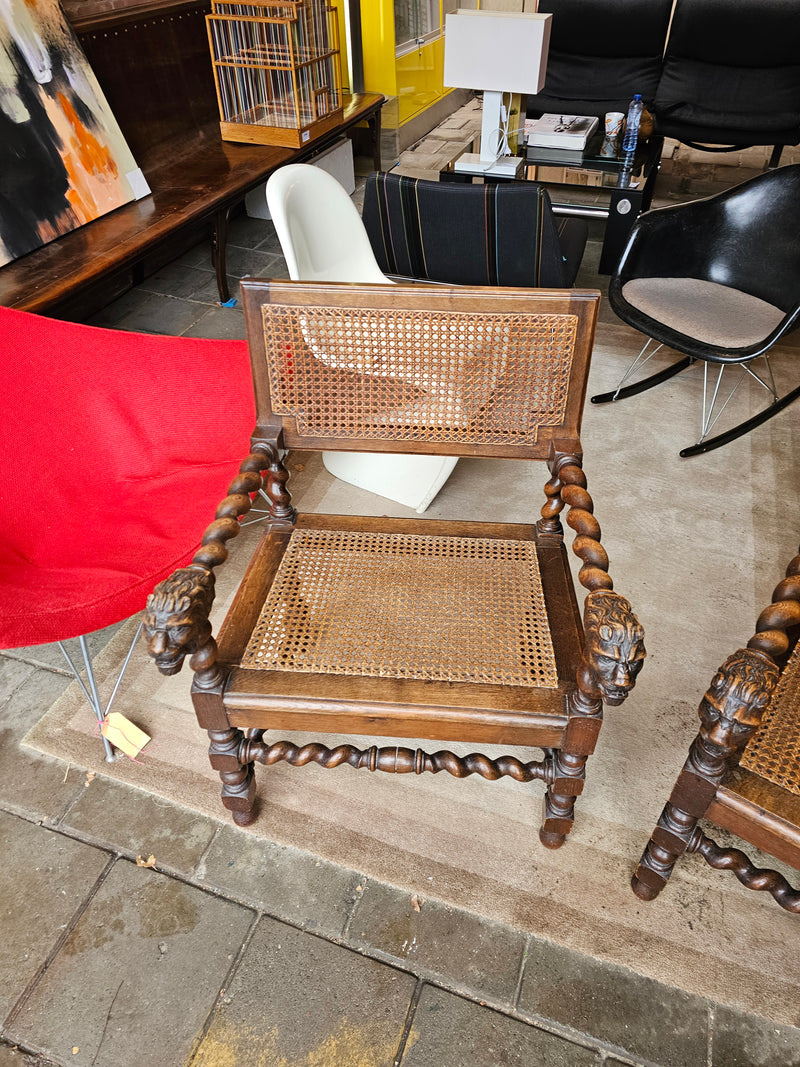 2 x Jacobean Lionel head armchairs
Oak wood / webbing
Early 20th century