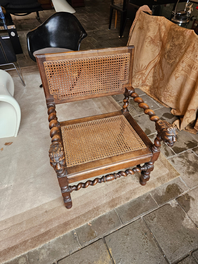 2 x Jacobean Lionel head armchairs
Oak wood / webbing
Early 20th century