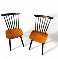 Set of 2 Spindle Back dining chairs / curved
seating / Teak wood seat / 1960s / Pastoe Holland / 1970s