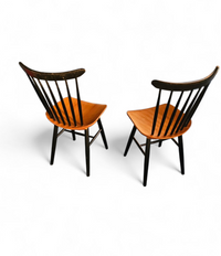 Set of 2 Spindle Back dining chairs / curved
seating / Teak wood seat / 1960s / Pastoe Holland / 1970s