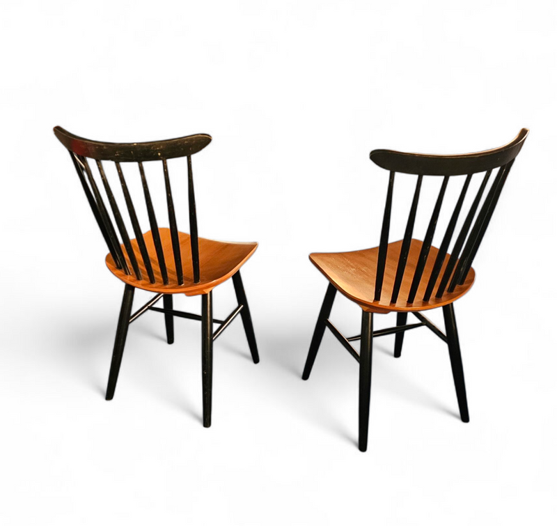 Set of 2 Spindle Back dining chairs / curved
seating / Teak wood seat / 1960s / Pastoe Holland / 1970s