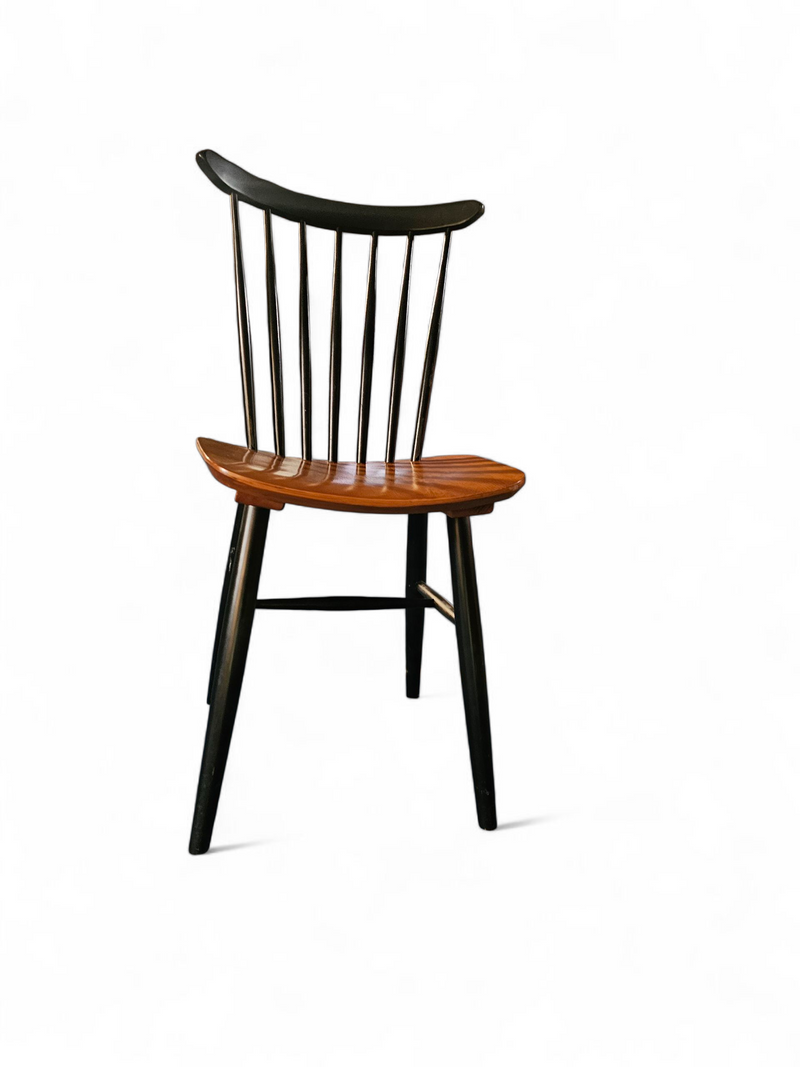 Set of 2 Spindle Back dining chairs / curved
seating / Teak wood seat / 1960s / Pastoe Holland / 1970s