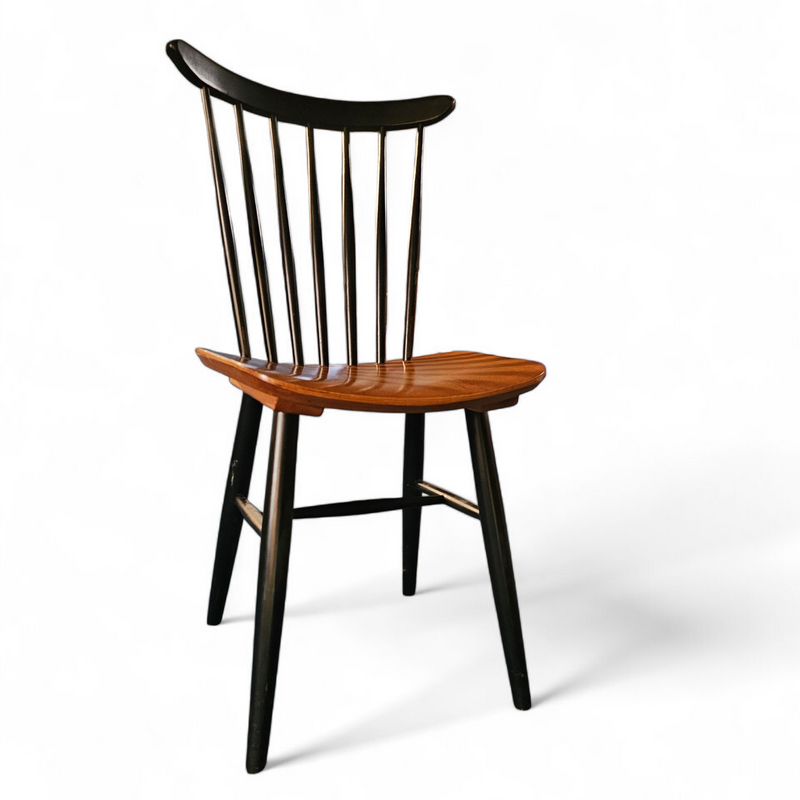 Set of 2 Spindle Back dining chairs / curved
seating / Teak wood seat / 1960s / Pastoe Holland / 1970s