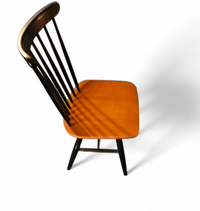 Set of 2 Spindle Back dining chairs / curved
seating / Teak wood seat / 1960s / Pastoe Holland / 1970s