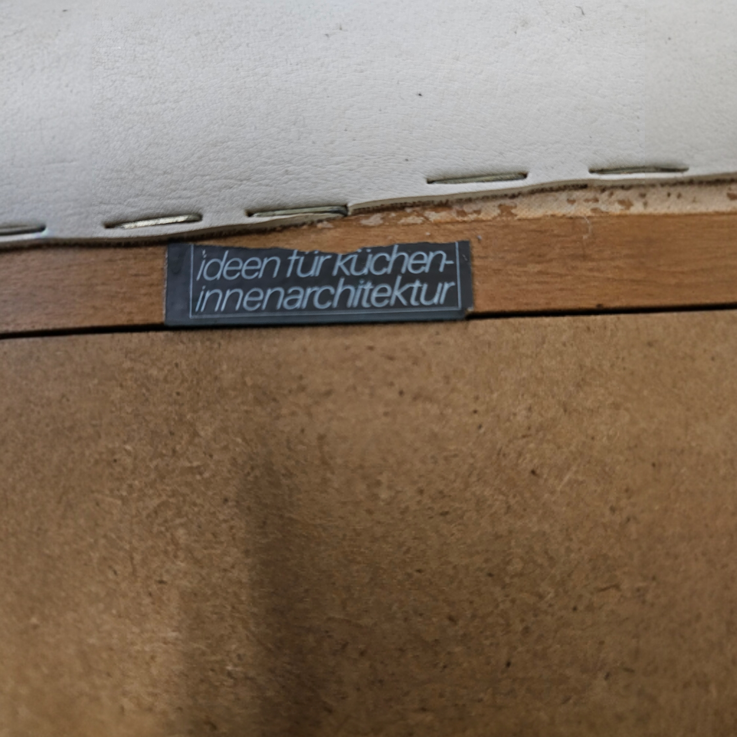 5 x dining chair / light grey wooden frame / leather seat / Germany 1970s / labeled " ideen für kuchen - innenarchitektur "