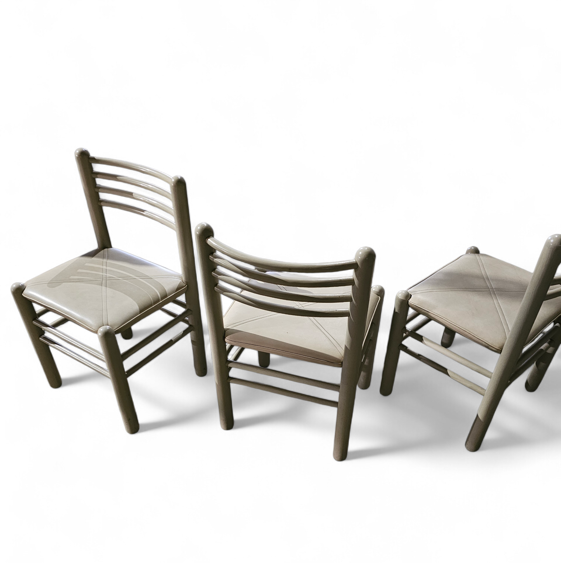 5 x dining chair / light grey wooden frame / leather seat / Germany 1970s / labeled " ideen für kuchen - innenarchitektur "