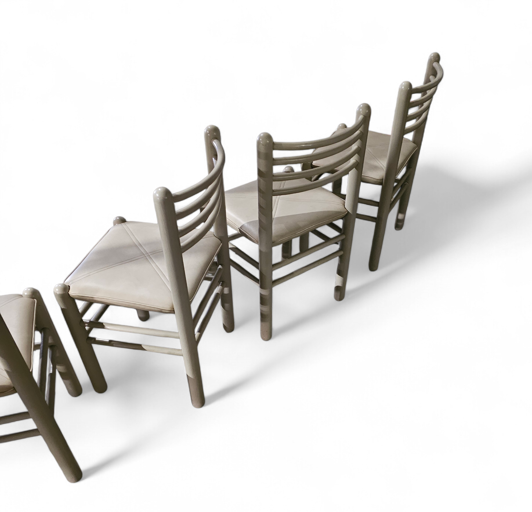 5 x dining chair / light grey wooden frame / leather seat / Germany 1970s / labeled " ideen für kuchen - innenarchitektur "