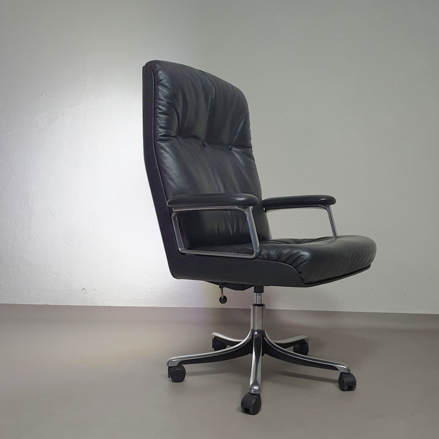 Vintage office chair P128 by Osvaldo Borsani for Tecno