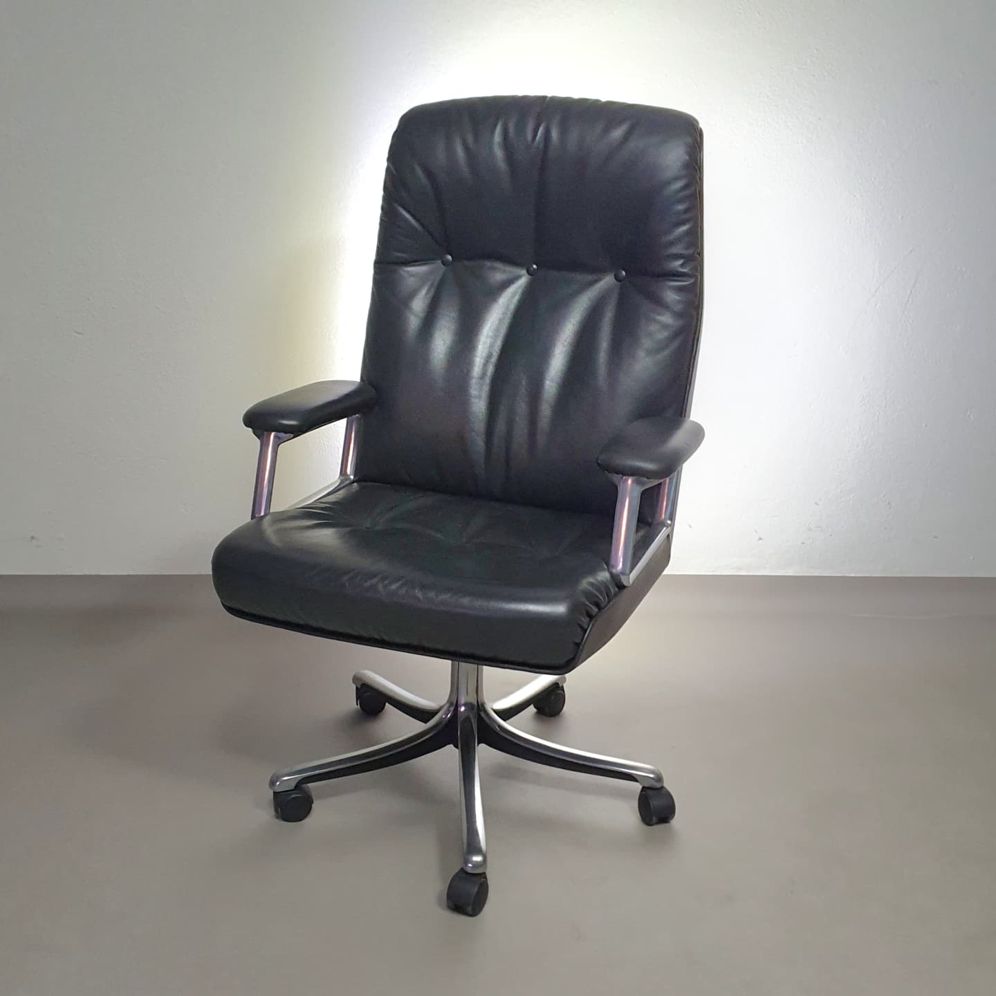 Vintage office chair P128 by Osvaldo Borsani for Tecno