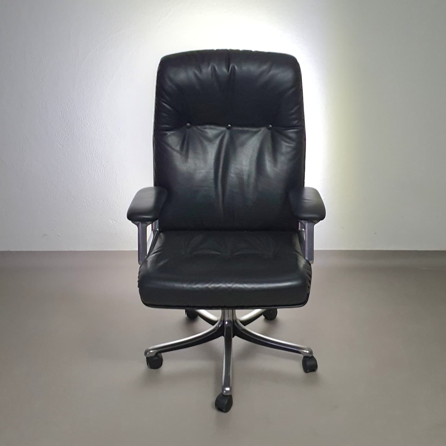 Vintage office chair P128 by Osvaldo Borsani for Tecno