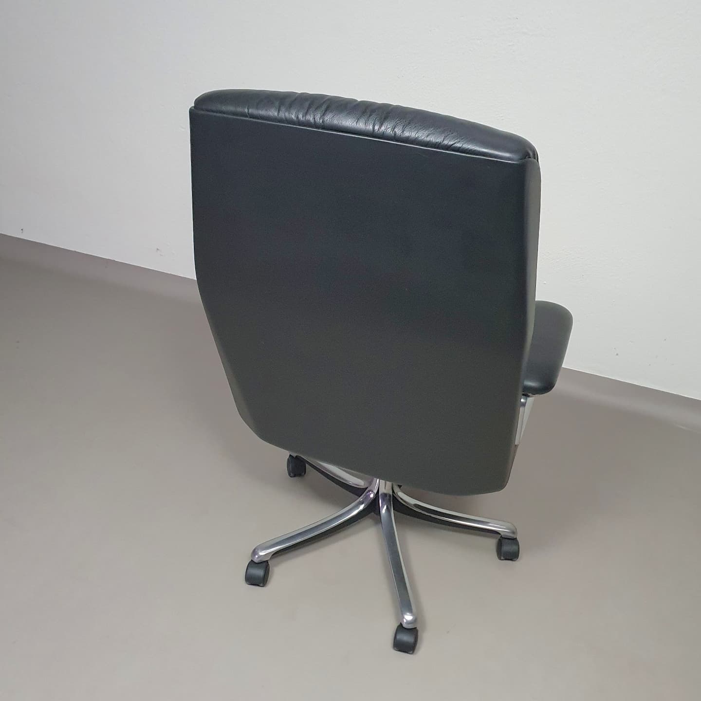 Vintage office chair P128 by Osvaldo Borsani for Tecno