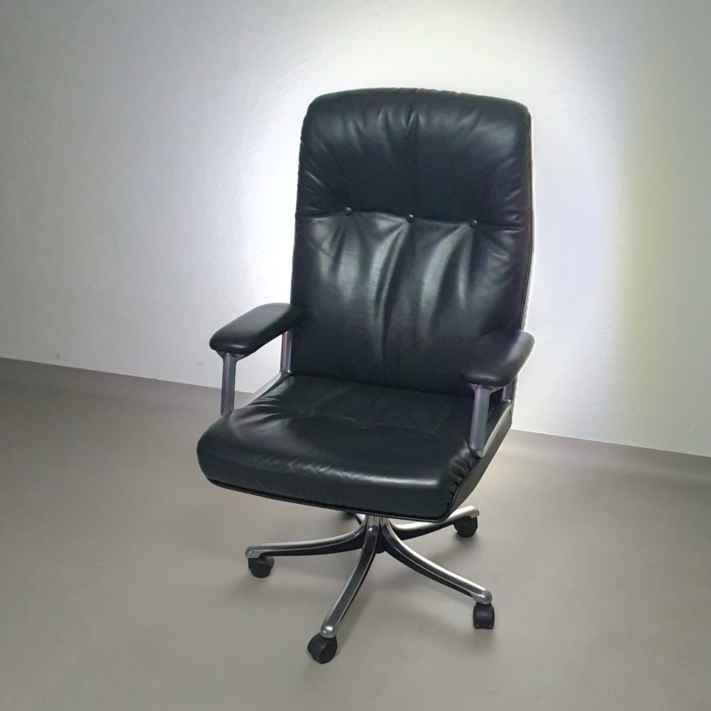 Vintage office chair P128 by Osvaldo Borsani for Tecno