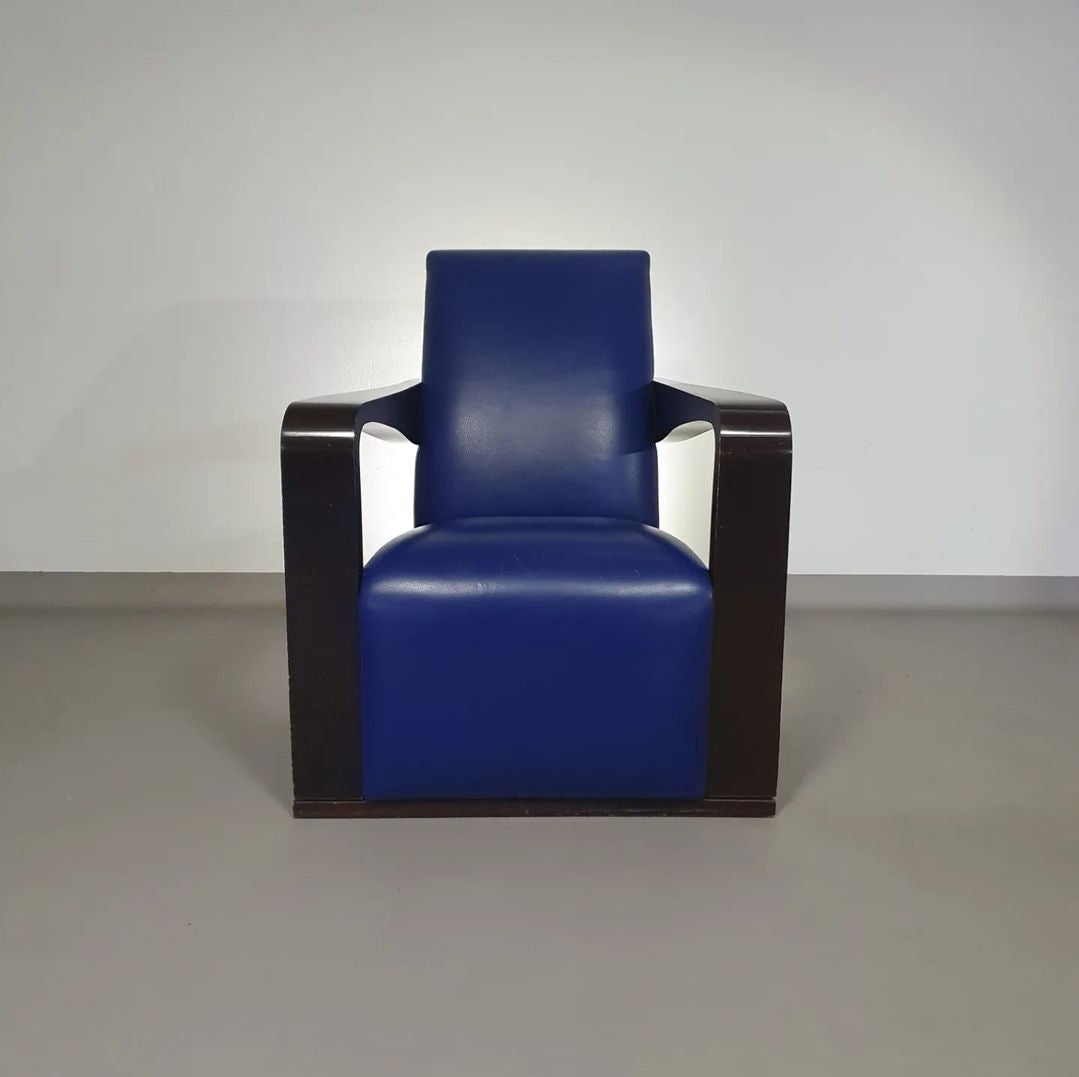 4 x Vintage Ying lounge chairs / fauteuils van Hugues Chevalier, jaren 1990. 3 x blue / 1 x red leather. Special made in these colours for Tommy Hilfiger. With traces of use.