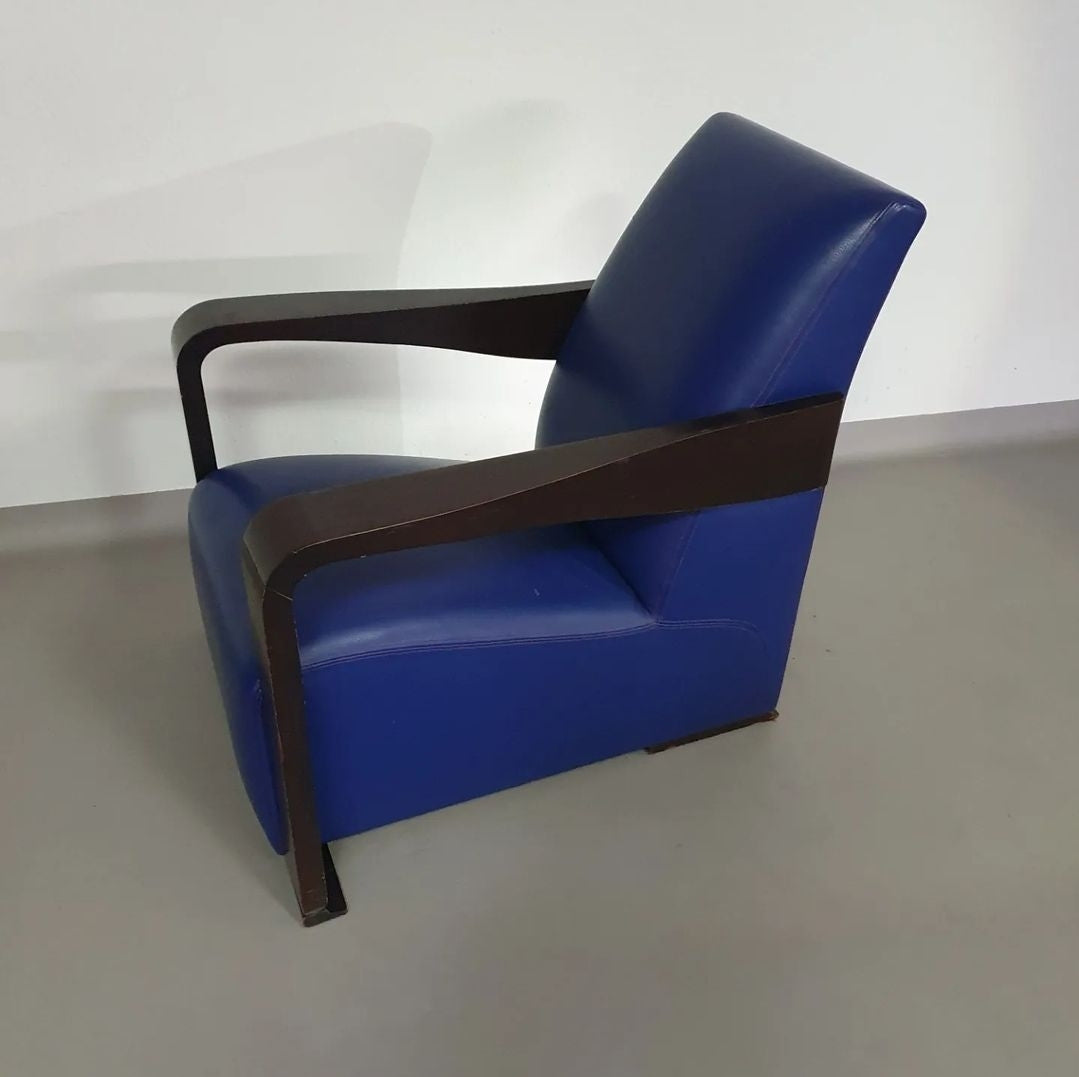 4 x Vintage Ying lounge chairs / fauteuils van Hugues Chevalier, jaren 1990. 3 x blue / 1 x red leather. Special made in these colours for Tommy Hilfiger. With traces of use.