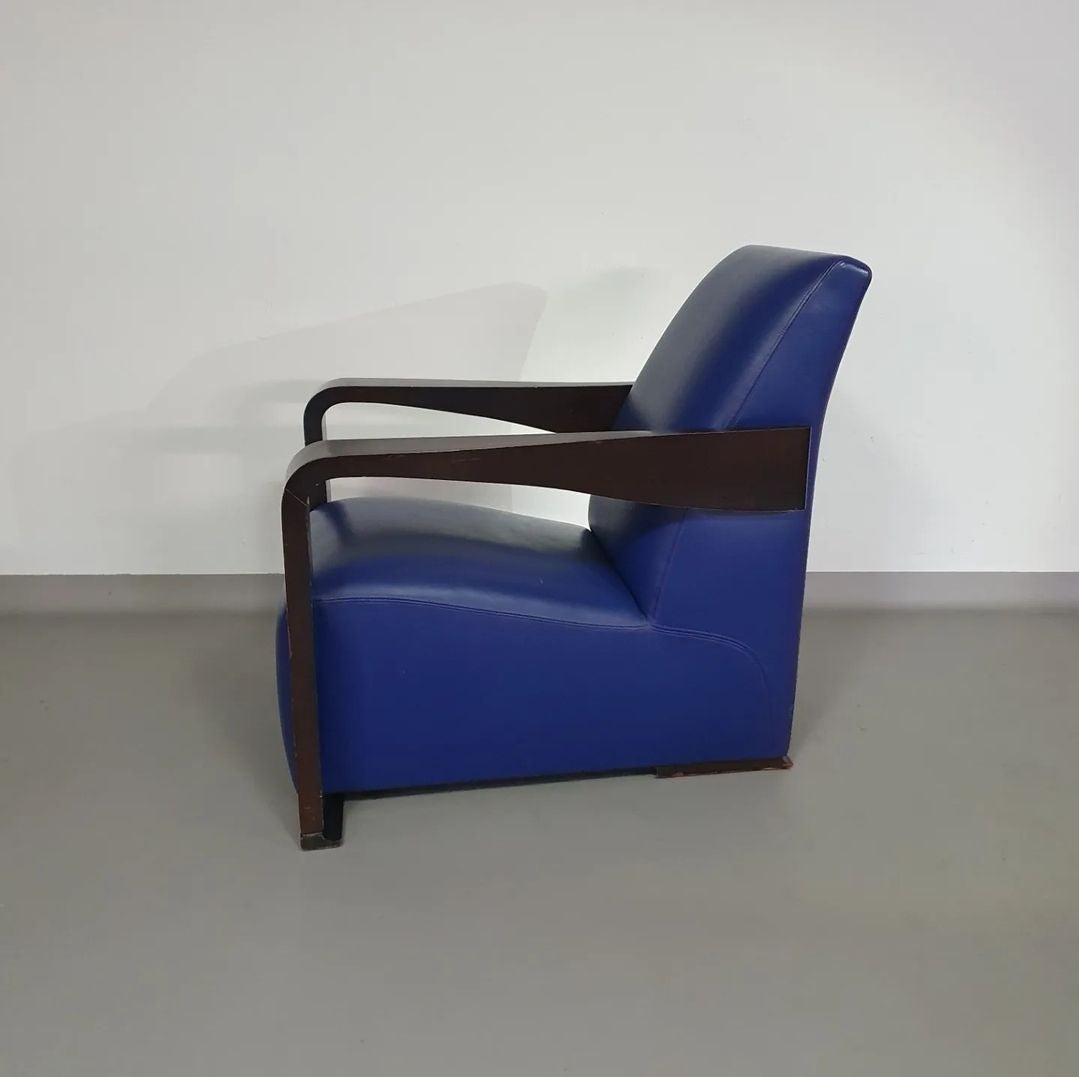 4 x Vintage Ying lounge chairs / fauteuils van Hugues Chevalier, jaren 1990. 3 x blue / 1 x red leather. Special made in these colours for Tommy Hilfiger. With traces of use.