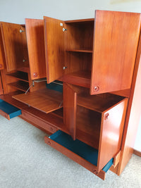 Grote wandkast V-form 360 x 175 cm
Bestaat uit 4 boven delen ( met bureauklep) en 4 onderdelen met lades 1960s