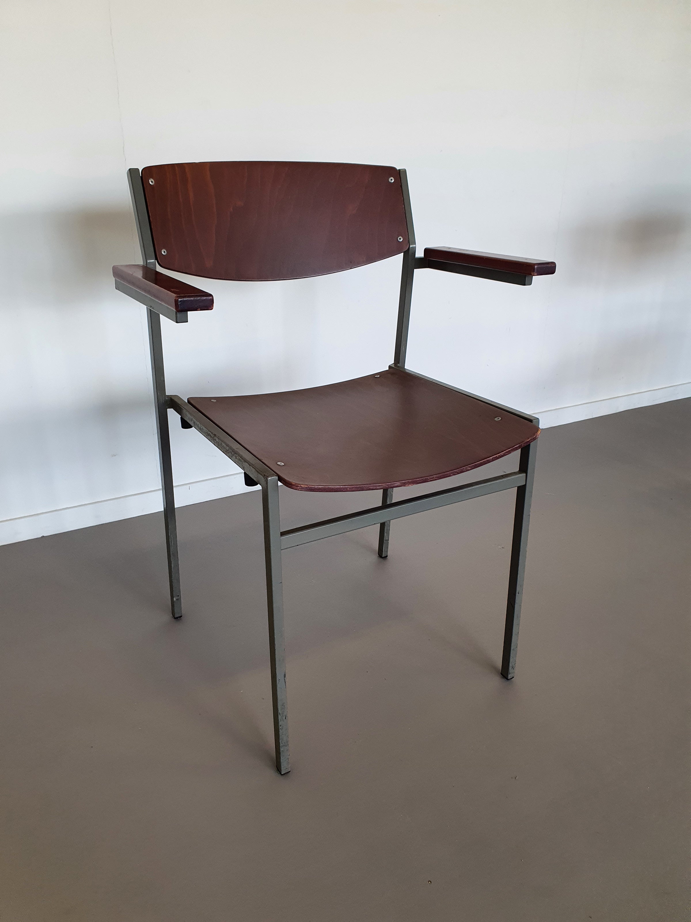 Gijs van der Sluis voor 't Spectrum met en zonder armleuning in mooie vintage staat Meerdere op voorraad.