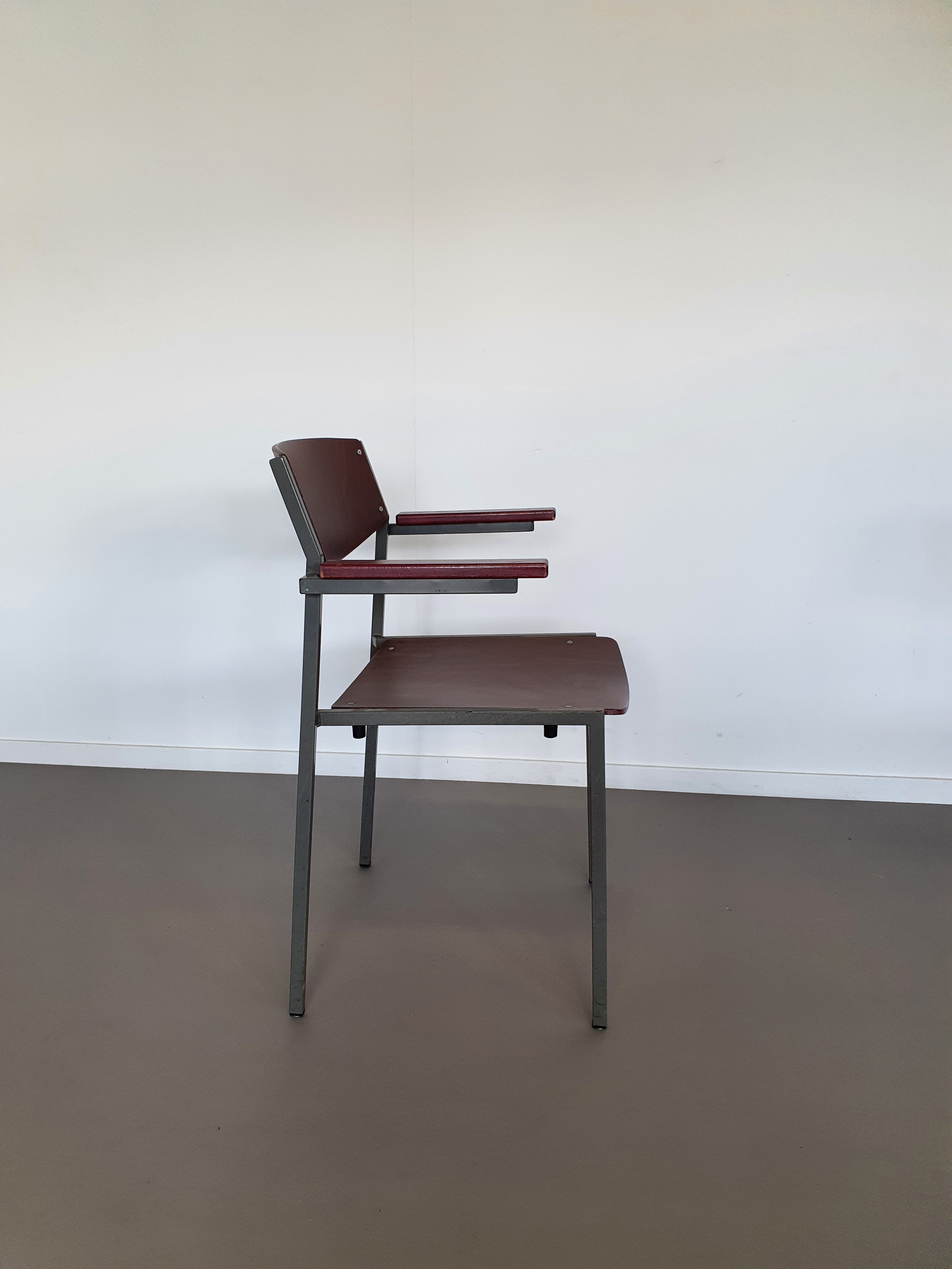 Gijs van der Sluis voor 't Spectrum met en zonder armleuning in mooie vintage staat Meerdere op voorraad.