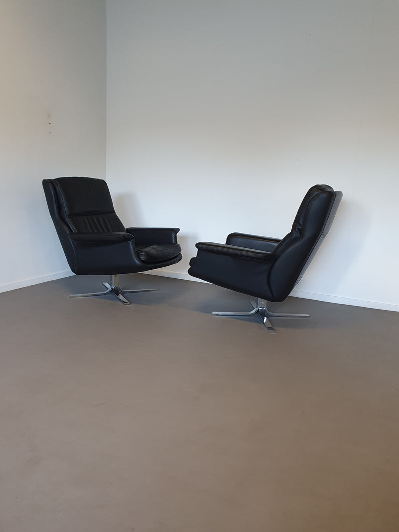 2 calf black leather lounge chairs
