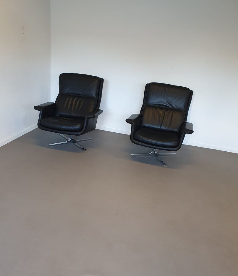 2 calf black leather lounge chairs