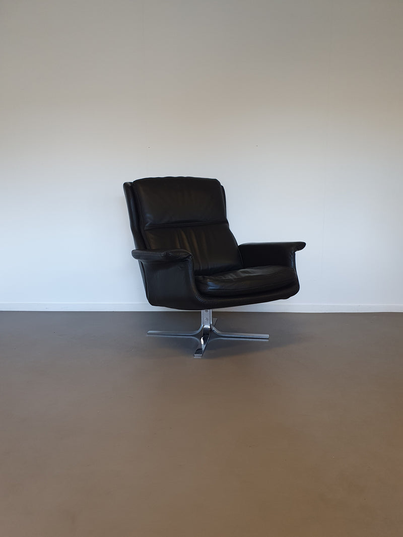 2 calf black leather lounge chairs