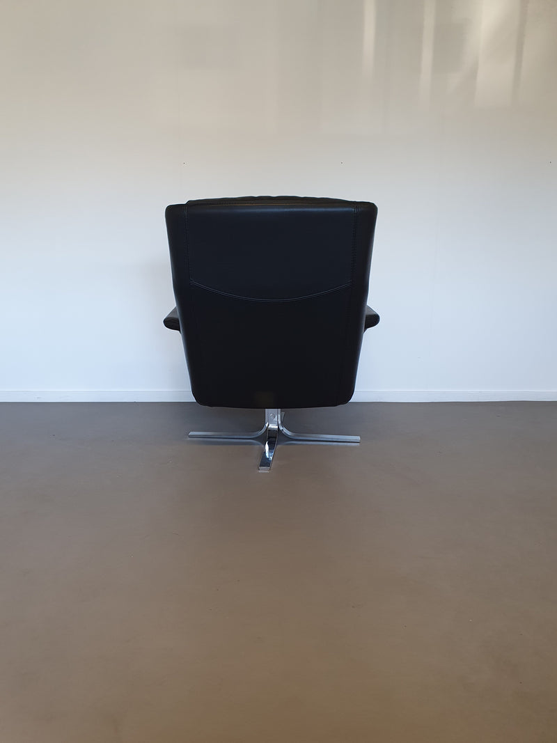 2 calf black leather lounge chairs
