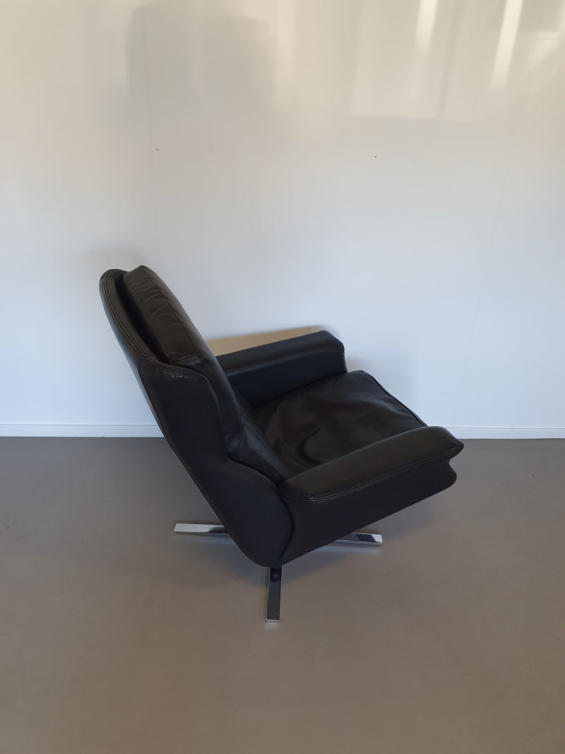 2 calf black leather lounge chairs