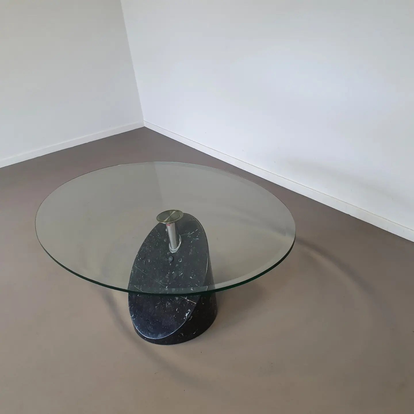 Cattelan oval coffee table 
108 x 80 x 43 marble.